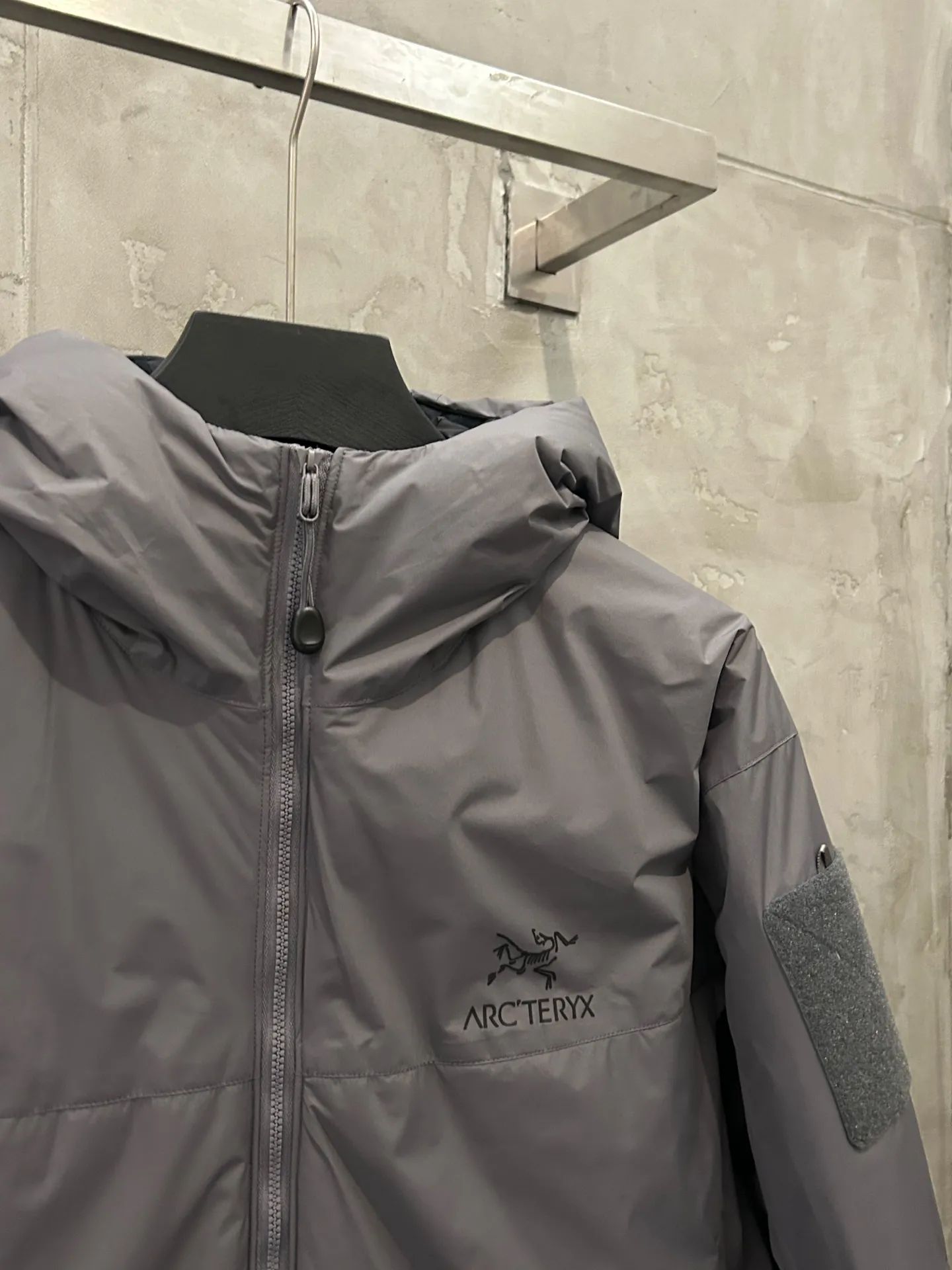 Arcteryx/ Leaf Cold Gen 2 ! N WINDSTOPPER 2L ， Coreloft 100 ， 。 Cold Series ， ， ， ！ ， 。 windstopper ,n Gossamera Fusion WS。 ， ： 1： WINDSTOPPER ， ， ， ， 。 Coreloft ， 。 。 2： 。 3： ， ， 。 4： ， ， 。 ， ， 。 1:1 ， ！ ， ！ ：Black/ / Gray/ / Size：S-XXL Size S 118 51 70 M 122 53 72 L 126 55 74 XL 130 56 76 XXL 134 57 78
